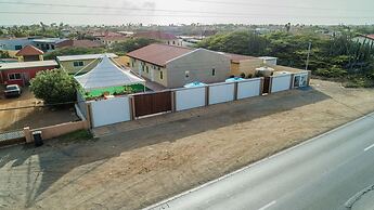 King Size Bed Studio w Pool Close to Beaches