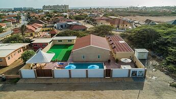 King Size Bed Studio w Pool Close to Beaches