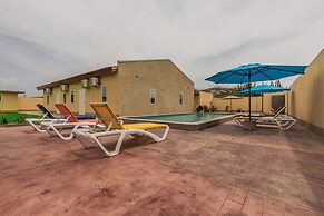 King Size Bed Studio w Pool Close to Beaches