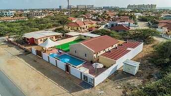 King Size Bed Studio w Pool Close to Beaches