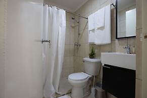 King Size Bed Studio w Pool Close to Beaches