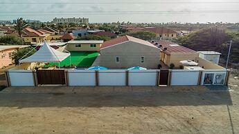 King Size Bed Studio w Pool Close to Beaches