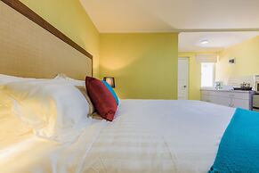 King Size Bed Studio w Pool Close to Beaches