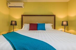 King Size Bed Studio w Pool Close to Beaches