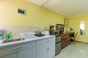 King Size Bed Studio w Pool Close to Beaches