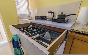 King Size Bed Studio w Pool Close to Beaches