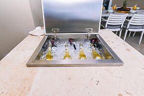 Luxury New 5 Location Pool Outdoor Kitchen