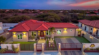 Luxury New 5 Location Pool Outdoor Kitchen