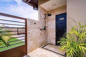 Luxury New 5 Location Pool Outdoor Kitchen