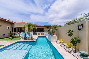 Luxury New 5 Location Pool Outdoor Kitchen