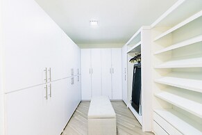 Luxury New 5 Location Pool Outdoor Kitchen