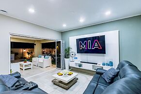 Luxury New 5 Location Pool Outdoor Kitchen