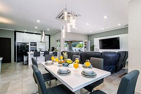 Luxury New 5 Location Pool Outdoor Kitchen