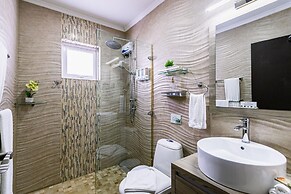 Luxury New 5 Location Pool Outdoor Kitchen