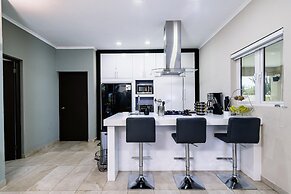 Luxury New 5 Location Pool Outdoor Kitchen