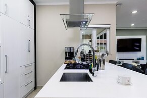 Luxury New 5 Location Pool Outdoor Kitchen