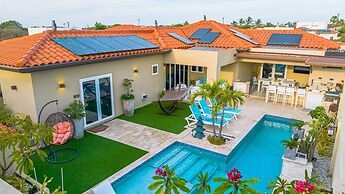 Luxury New 5 Location Pool Outdoor Kitchen