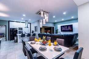 Luxury New 5 Location Pool Outdoor Kitchen