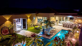 Luxury New 5 Location Pool Outdoor Kitchen