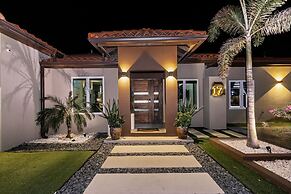 Luxury New 5 Location Pool Outdoor Kitchen