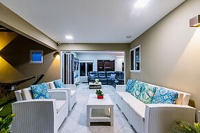 Luxury New 5 Location Pool Outdoor Kitchen