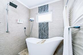 Luxury New 5 Location Pool Outdoor Kitchen