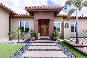 Luxury New 5 Location Pool Outdoor Kitchen