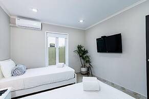 Luxury New 5 Location Pool Outdoor Kitchen