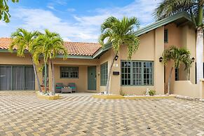 Cozy 3BR Town Home in Gated Community Palm Beach