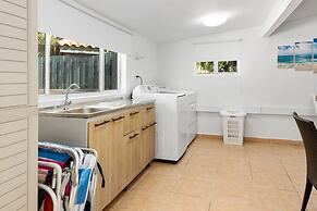 Cozy 3BR Town Home in Gated Community Palm Beach