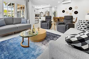 Cozy 3BR Town Home in Gated Community Palm Beach