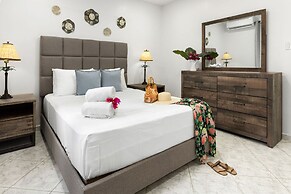 Cozy 3BR Town Home in Gated Community Palm Beach