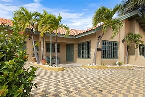 Cozy 3BR Town Home in Gated Community Palm Beach