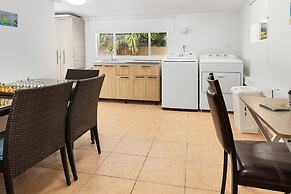 Cozy 3BR Town Home in Gated Community Palm Beach