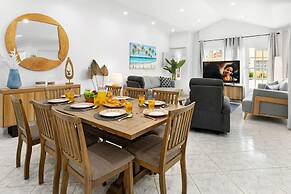 Cozy 3BR Town Home in Gated Community Palm Beach