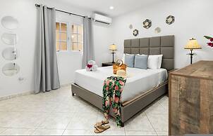 Cozy 3BR Town Home in Gated Community Palm Beach