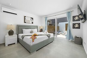 Brand NEW Private Pool King Beds Palmbeach