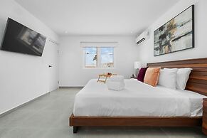 Brand NEW Private Pool King Beds Palmbeach