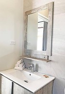 Lovely One Bedroom Apartment w Amazing Location