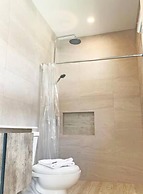 Lovely One Bedroom Apartment w Amazing Location