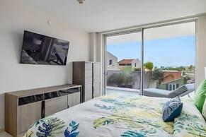 Eagle Beach Modern 2br2ba Beachfront Condo w Pool