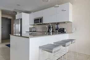 Eagle Beach Modern 2br2ba Beachfront Condo w Pool