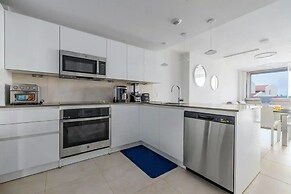 Eagle Beach Modern 2br2ba Beachfront Condo w Pool