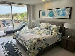 Eagle Beach Modern 2br2ba Beachfront Condo w Pool