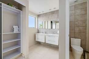 Eagle Beach Modern 2br2ba Beachfront Condo w Pool