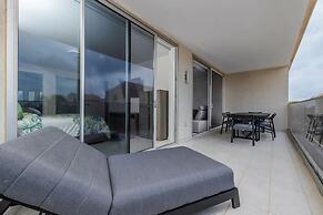 Eagle Beach Modern 2br2ba Beachfront Condo w Pool