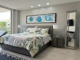 Eagle Beach Modern 2br2ba Beachfront Condo w Pool