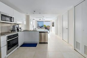 Eagle Beach Modern 2br2ba Beachfront Condo w Pool