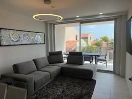 Eagle Beach Modern 2br2ba Beachfront Condo w Pool