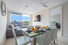 Eagle Beach Modern 2br2ba Beachfront Condo w Pool